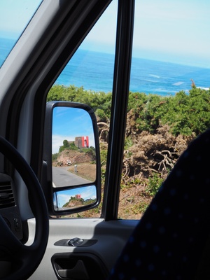 rotes Haus am Meer im Rückspiegel