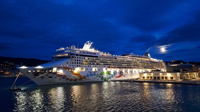 Vollmond und Kreuzfahrtschiff