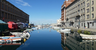 Wochenmarkt am Canal Grande in Triest