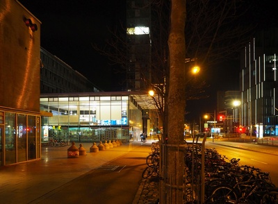 nächtliche Strasse mit roter Ampel