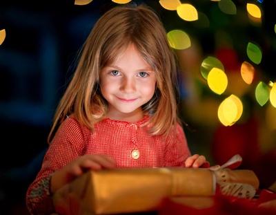 Mädchen beim Geschenke auspacken