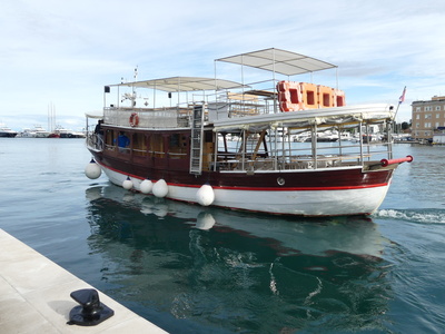 Ausflugsboot im Hafen von Zadar