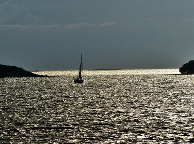 Segelboot im Gegenlicht