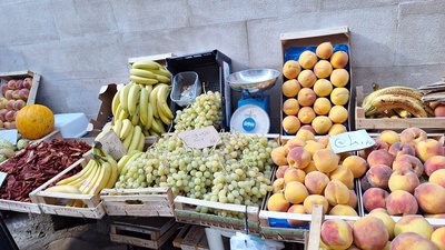 Obststand mit frischem Bio Obst