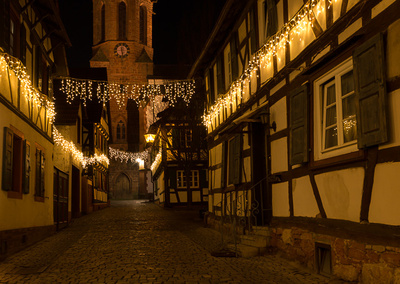 Histiorische Gasse weihnachtlich geschmückt