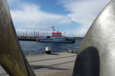 Seenotrettungskeuzer im Hafen von Laboe an der Kieler Förde