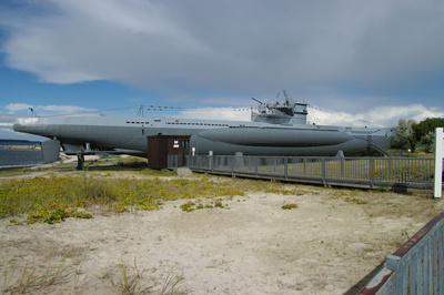 Das U-Boot 995 in Laboe vor dem Marine-Ehrenmal