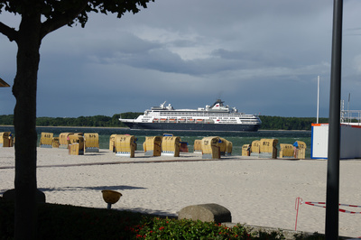 Ein Kreuzfahrtschiff fährt in die Kieler Förde ein und passiert Laboe