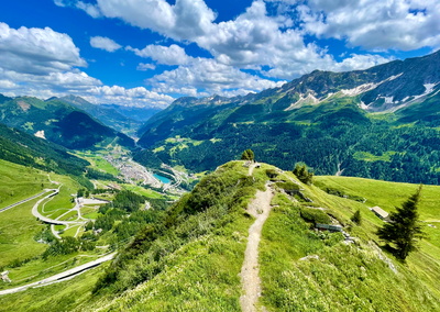 Gotthardt-Aussichtsplattform mit Blick ins Tal bei Airolo Gotthardt-Aussichtsplattform mit Blick ins Tal bei Airolo