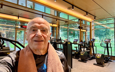 Senior im Fitnessstudio Senior im Fitnessstudio