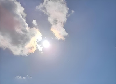 Sonne zwischen Wolken Sonne zwischen Wolken