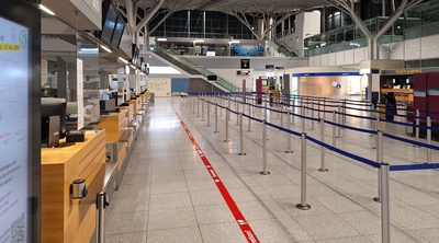Flughafen nächtliche Abflughalle Flughafen nächtliche Abflughalle