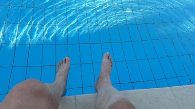 Füße und Beine werden im Pool abgekühlt Füße und Beine werden im Pool abgekühlt