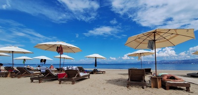 Sonnenschirme am Badestrand Sonnenschirme am Badestrand