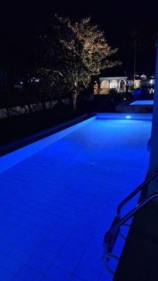 Infinity Pool in der Nacht