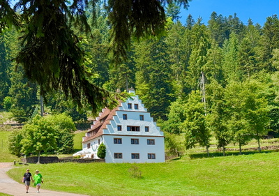 Bärenschlössle mit 2 Wanderern Bärenschlössle mit 2 Wanderern