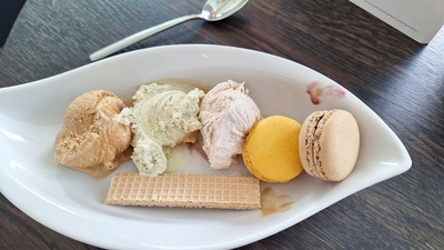 gemischtes Eis mit Toppings gemischtes Eis mit Toppings