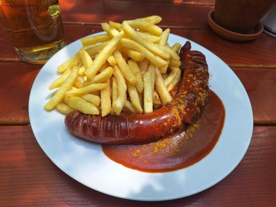 Currywurst mit Pommes Currywurst mit Pommes
