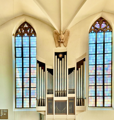 Orgel mit Kirchenfenstern Orgel mit Kirchenfenstern
