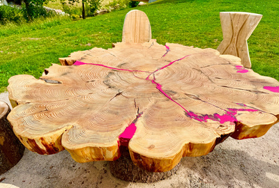 Massive Baumscheibe mit Stühlen