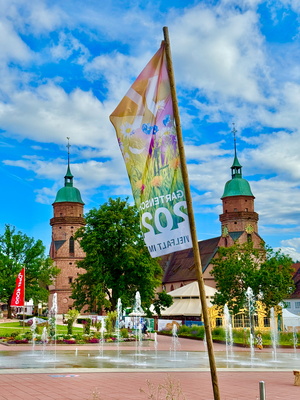 Stadtkirche, Fontänen, Gartenschaufahne Stadtkirche, Fontänen, Gartenschaufahne