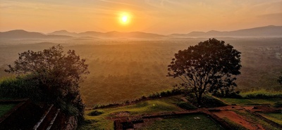 aufgehende Sonne auf dem Löwenfelsen (Sigiriya) in Sri Lanka aufgehende Sonne auf dem Löwenfelsen (Sigiriya) in Sri Lanka