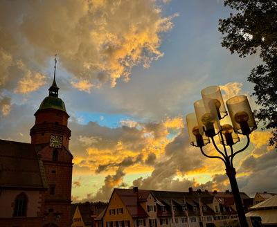 Stadtkirche mit Abendhimmel Stadtkirche mit Abendhimmel