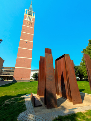 Pforzheim , Evangelische Stadtkirche und Weltrkrieg II Denkmal Pforzheim , Evangelische Stadtkirche und Weltrkrieg II Denkmal