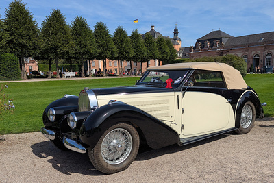 Eleganter Bugatti bei der ClassisGala 2025 im Schloßpark zu Schwetzingen