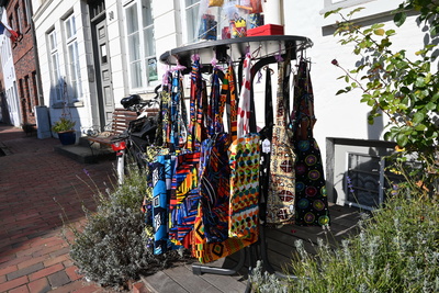 Bunt leuchten die Taschen Bunt leuchten die Taschen