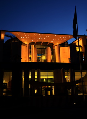Kanzleramt bei Nacht