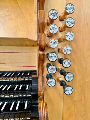 Orgel in der Stadtkirche Karlsruhe mit Tasten und Register