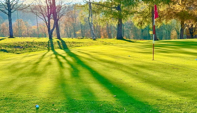 Auf dem Golfplatz
