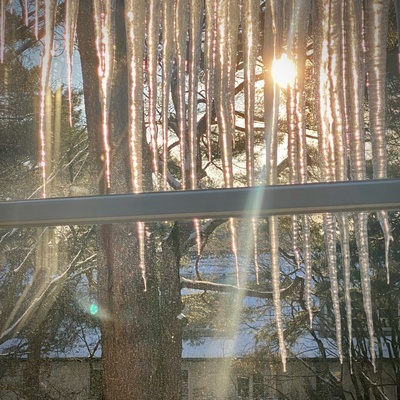 Eiszapfen im Sonnenlicht