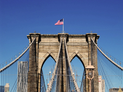 Brooklyn-Bridge mit Fahne