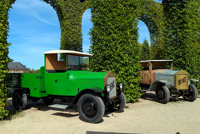 Zwei Benz LKW im Schlo&szlig;park Schwetzingen bei der Classic Gala 2025