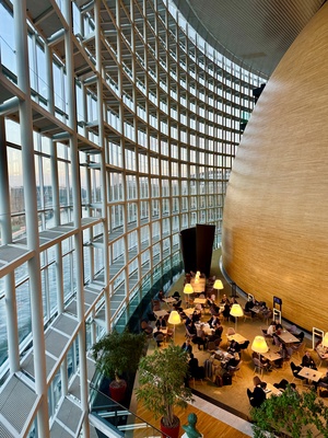 Europaparlament mit Glasfront und Lounge