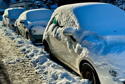 Schneebedekte Autos im Winter_2