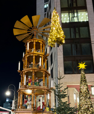 Weihnachtspyramide auf dem Weihnachtsmarkt Berlin Ged&auml;chtniskirche
