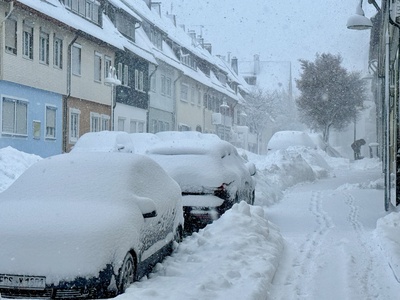 Nebenstra&szlig;e bei Wintereinbruch
