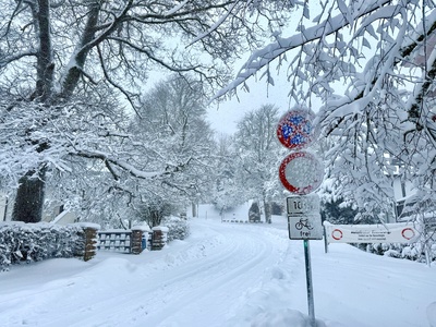 Nebenstra&szlig;e nach Wintereinbruch