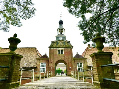 Schlo&szlig;-Eingang mit Br&uuml;cke und Turm