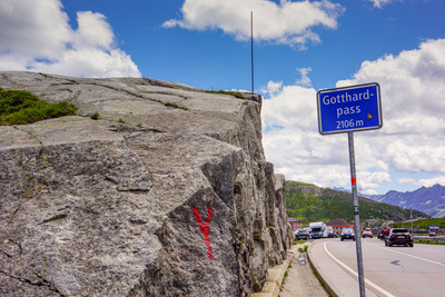 &Uuml;berqueren des Gotthardpasses in 2.106 m