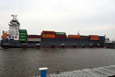 Containerschiff bei Einfahrt in die Brunsb&uuml;tteler Schleuse
