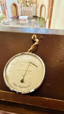 Feuchtemesser in Kirche