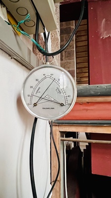 Thermometer Hygrometer in Kirche