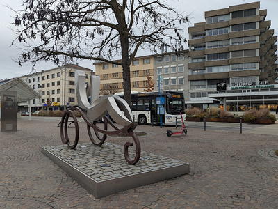 Stra&szlig;enverkehr - Bertha Benz Denkmal, &Ouml;PNV. e-scooter