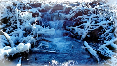 Flu&szlig; mit Winterlandschaft