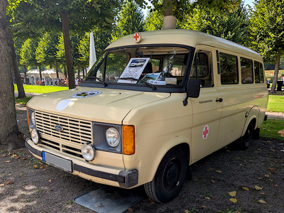Rot Kreuz Kleinbus im Schlo&szlig;park Schwetzingen