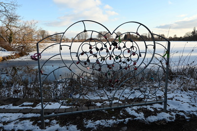 Liebesherz mit Schl&ouml;ssern am See